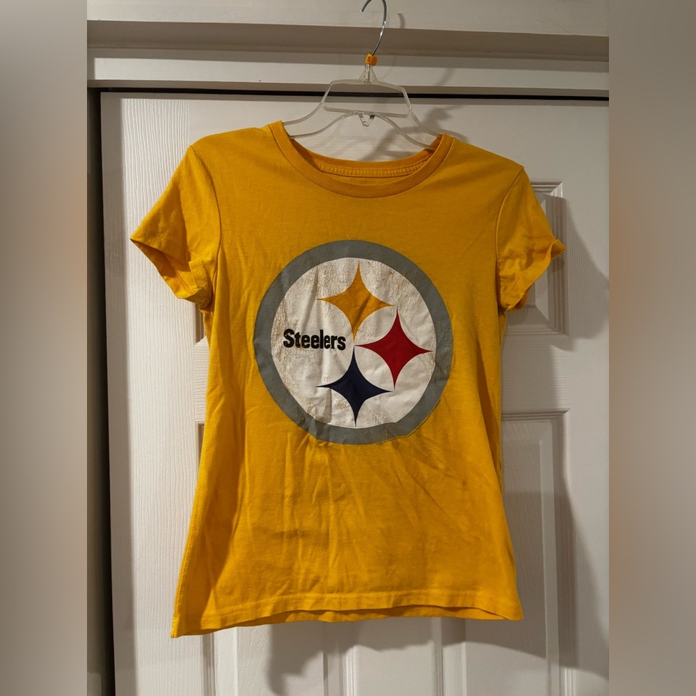 Old Navy NFL Pittsburgh Steelers gold V-Neck Womens T-shirt medium